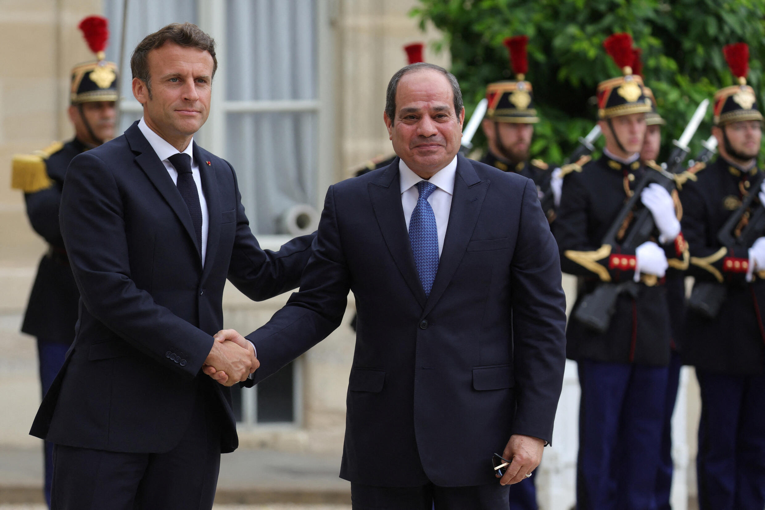 Der französische Präsident Emmanuel Macron begrüßt den ägyptischen Präsidenten Abdel Fattah al-Sisi am 22. Juli 2022 im Elysee-Palast in Paris. 