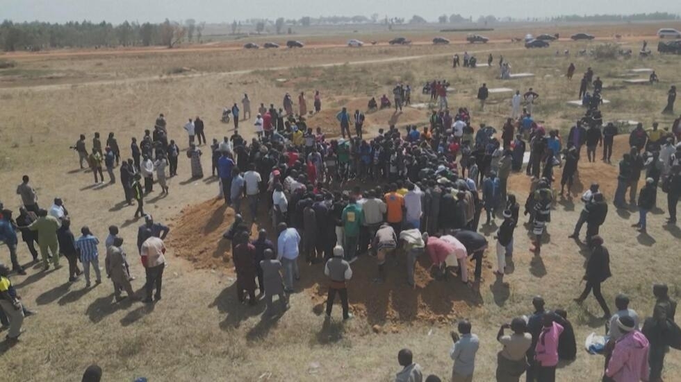 Familien begraben ihre Angehörigen nach tödlichen Angriffen in Zentralnigeria