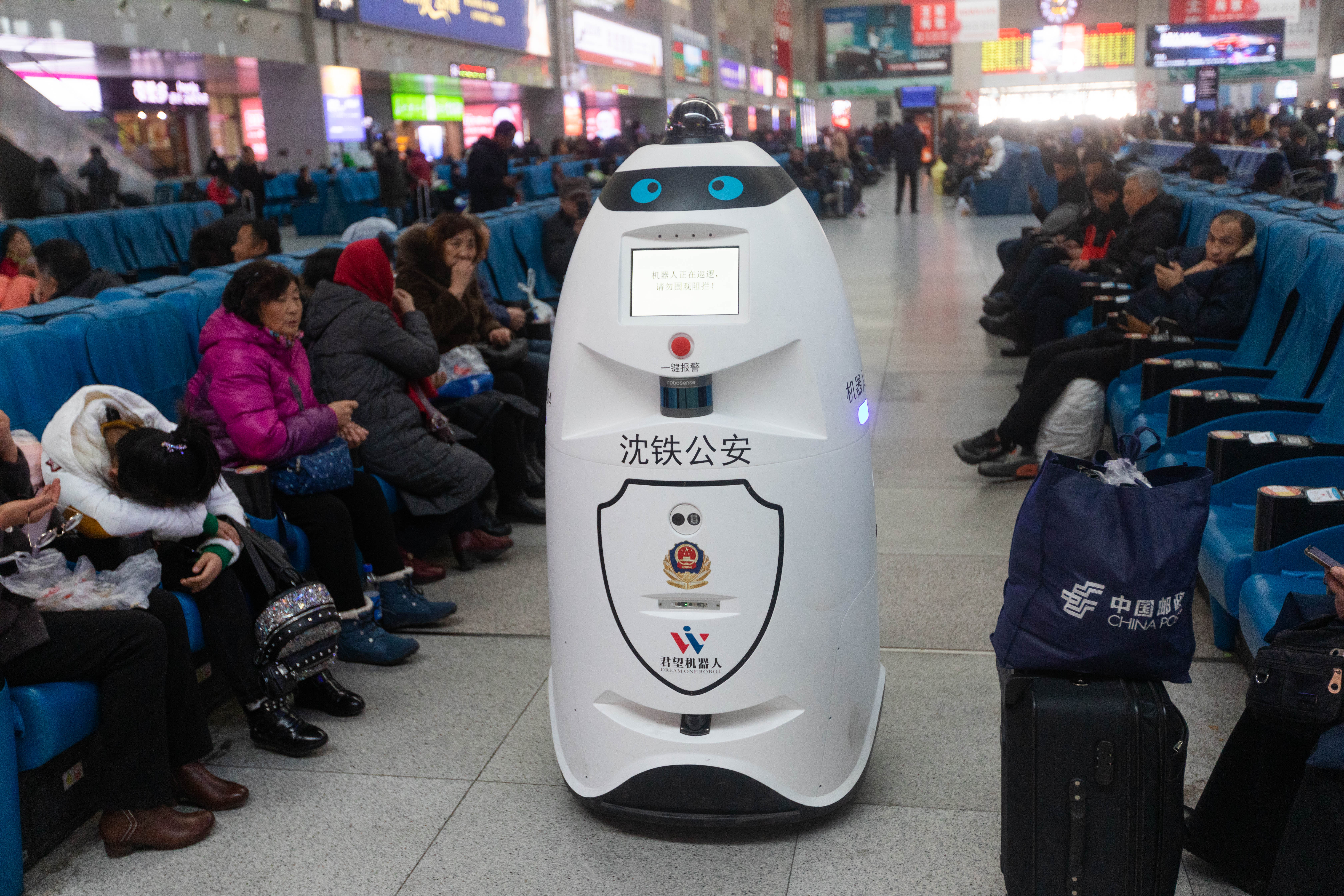Polizeiroboter mit Gesichtserkennung patrouillieren in China auf Bahnhöfen