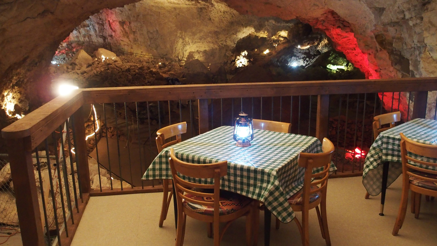 Im Inneren befindet sich ein Vier-Tisch-Restaurant, das einfache amerikanische Hausmannskost anbietet