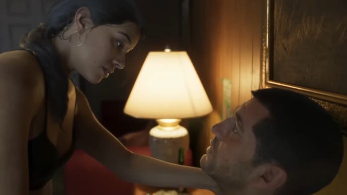 GTA 6-Screenshot, der Julia zeigt, wie sie Jason in einem Motelbett aufmerksam ansieht.