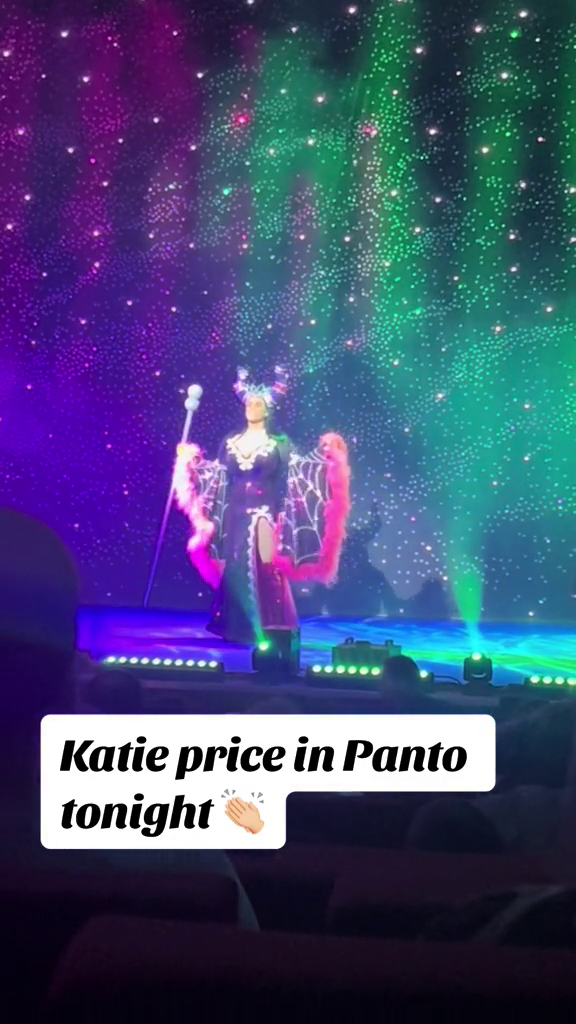 Katie hat die Rolle der bösen Fee Carabosse im Schneewittchen Panto übernommen