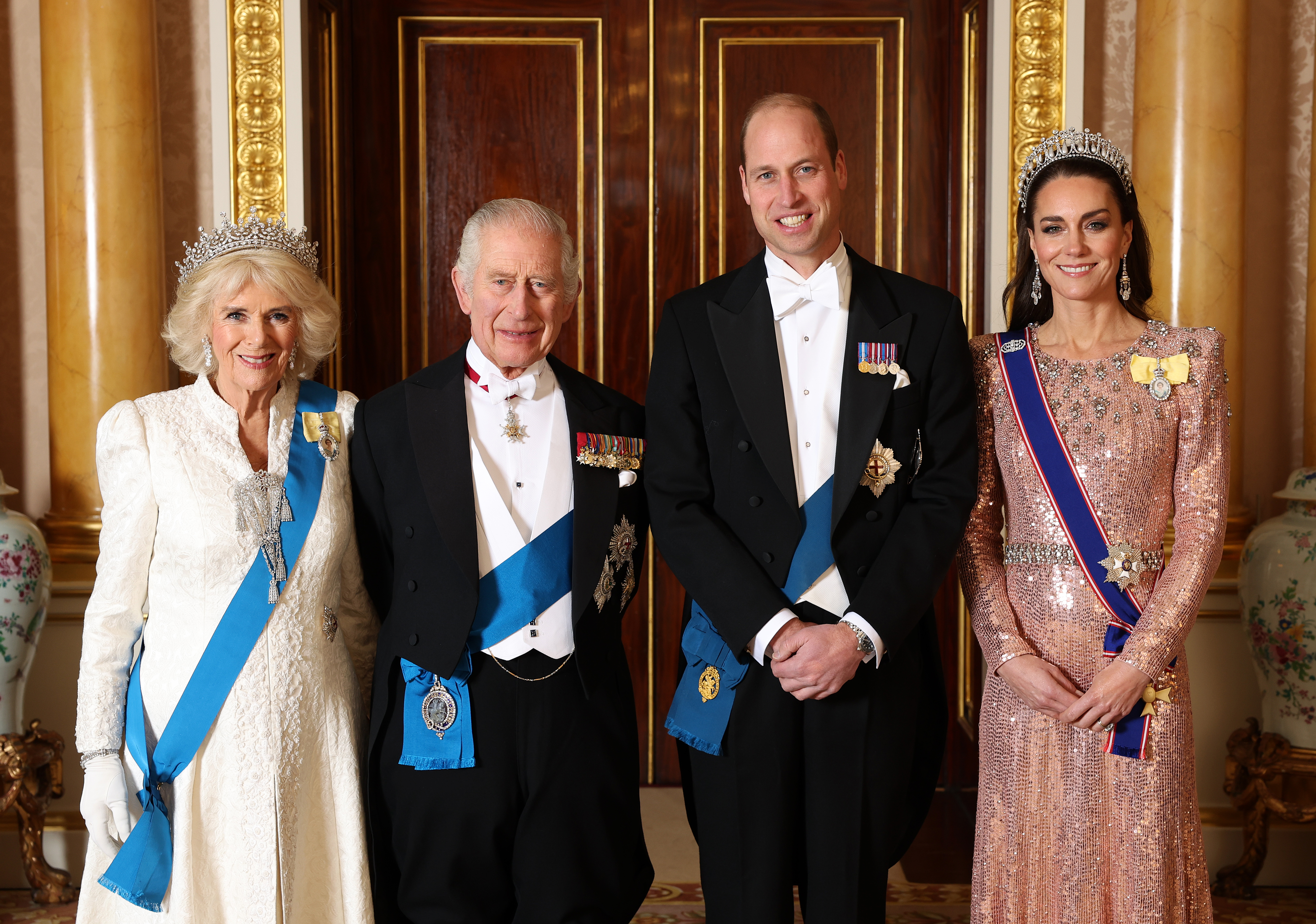 Königin Camilla, König Karl III., Prinz William, Prinz von Wales und Catherine, Prinzessin von Wales posieren für ein Foto