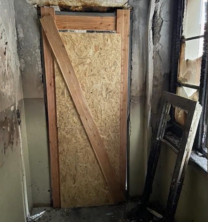 Der Eingang zur ausgebrannten Wohnung des Paares war vernagelt