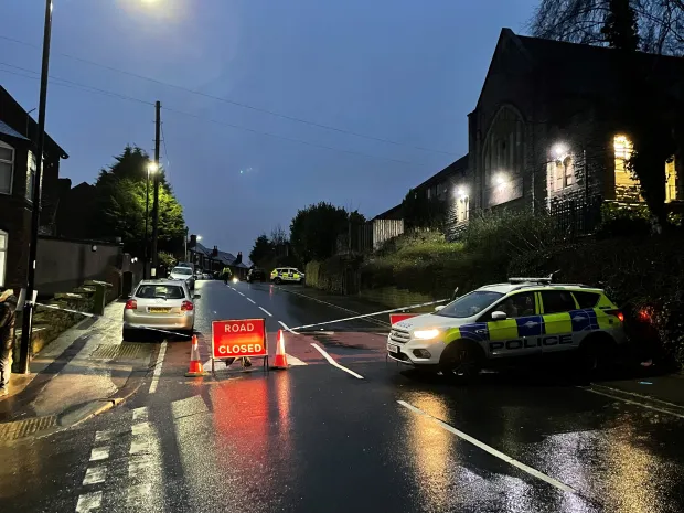Polizei und Rettungsdienste eilten zum Unfallort in Sheffield