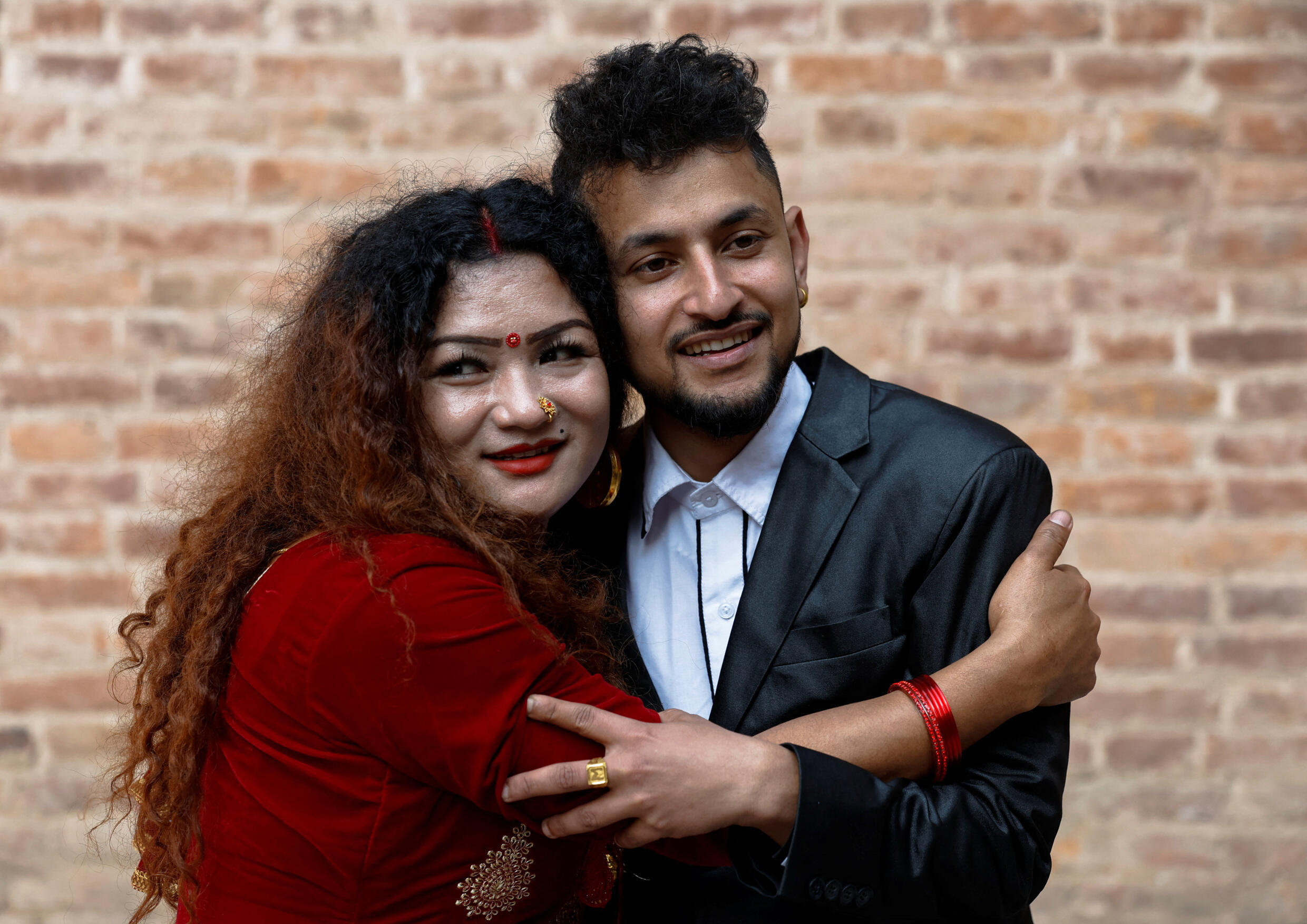Ram Bahadur Gurung, Transgenre-Frau und Surendra Pandey, am 1. Dezember 2023 auf einer Pressekonferenz nach offizieller Genehmigung ihrer Hochzeit in Kathmandou, in Nepal.