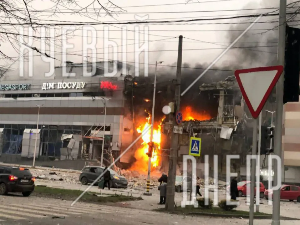 In Dnipro wurde ein Einkaufszentrum angegriffen
