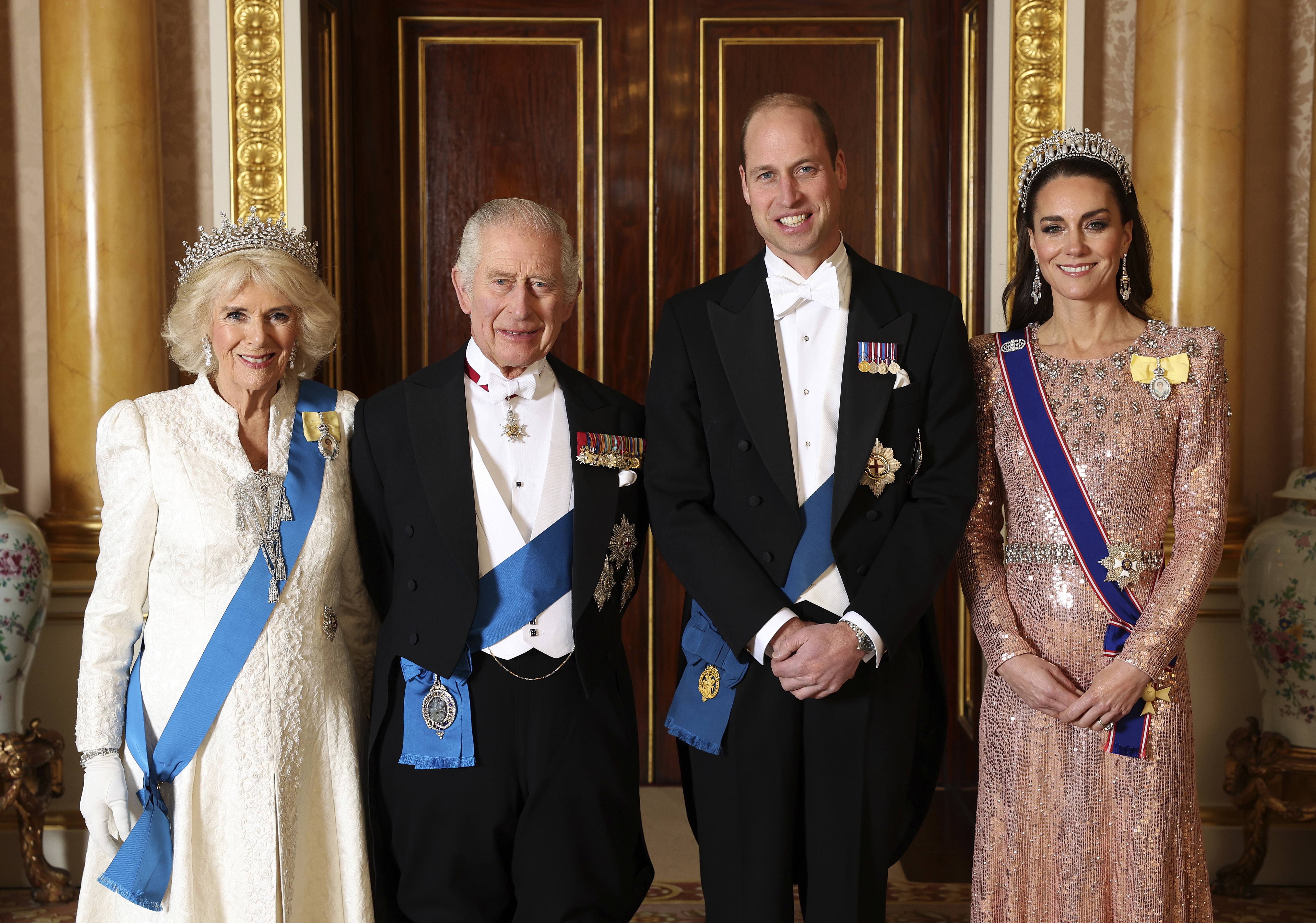 Die britische Königin Camilla, König Charles III., Prinz William und Kate, Prinzessin von Wales, zeigten, wie man ruhig bleibt und weitermacht, als sie bei einem White-Tie-Event im Buckingham Palace für ein Foto posierten
