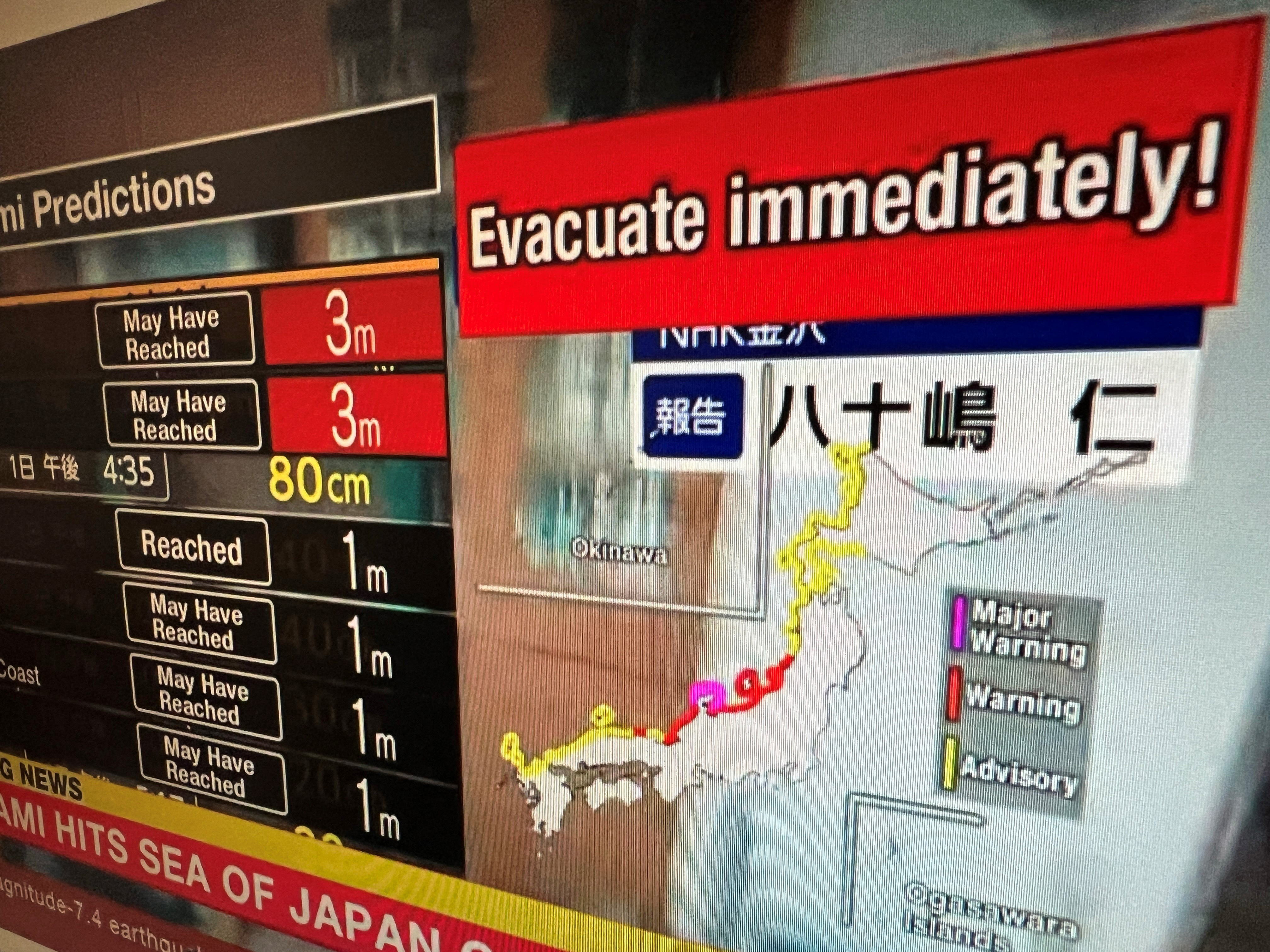 Nach einem Erdbeben der Stärke 7,5 drohen Tsunami-Wellen von bis zu 16 Fuß Höhe über Japan hereinzubrechen