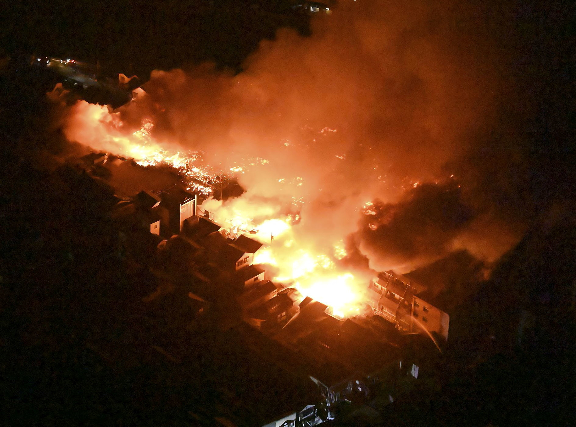 Nach den Erdbeben in einem Wohngebiet in Wajima, Ishikawa, wütet ein großes Feuer