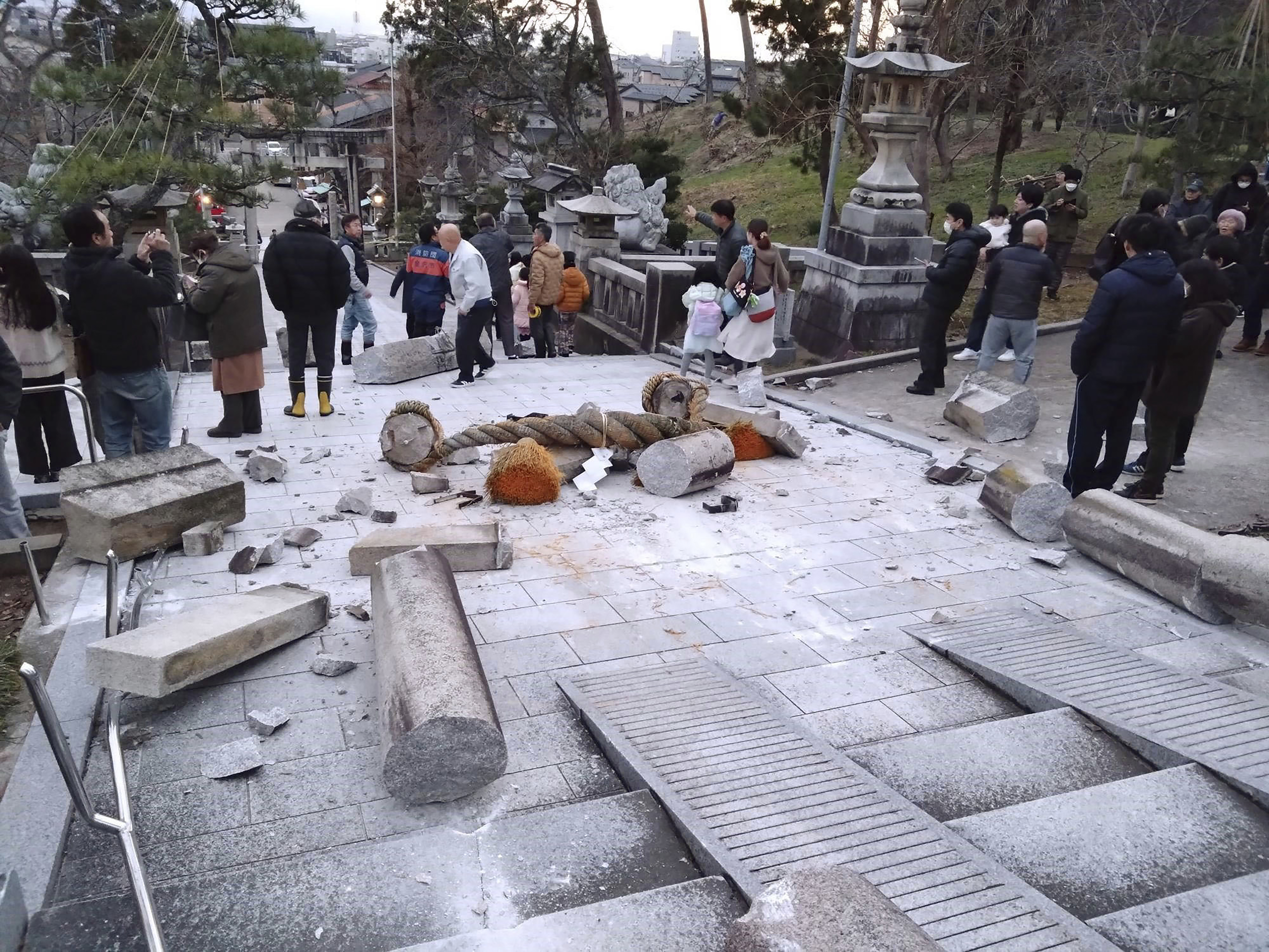 Ein Torii-Tor wurde durch die Reihe starker Erdbeben zerstört