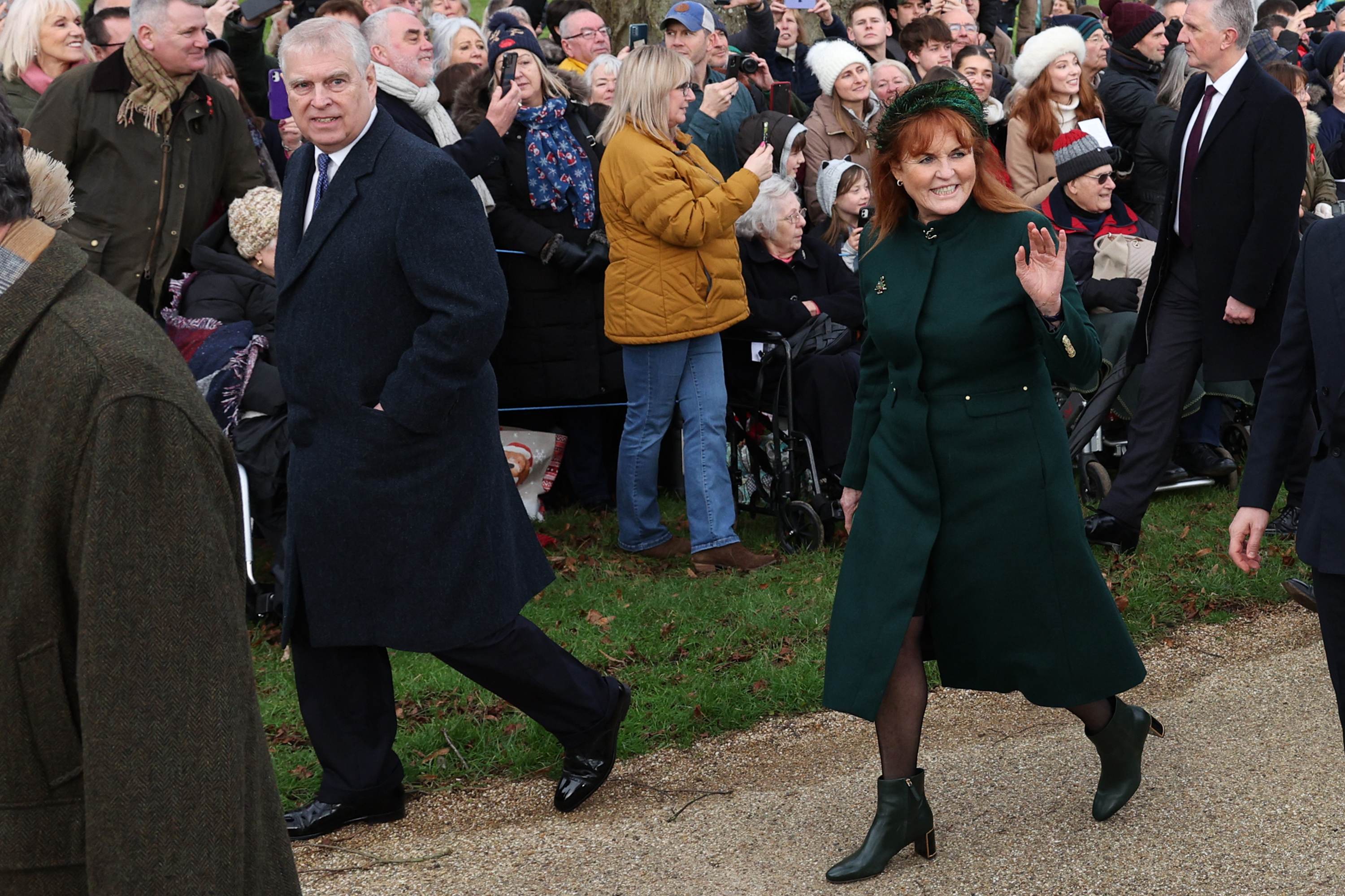 Sarah Ferguson winkte der Menge zu, als sie am Weihnachtstag mit Prinz Andrew zur Kirche ging