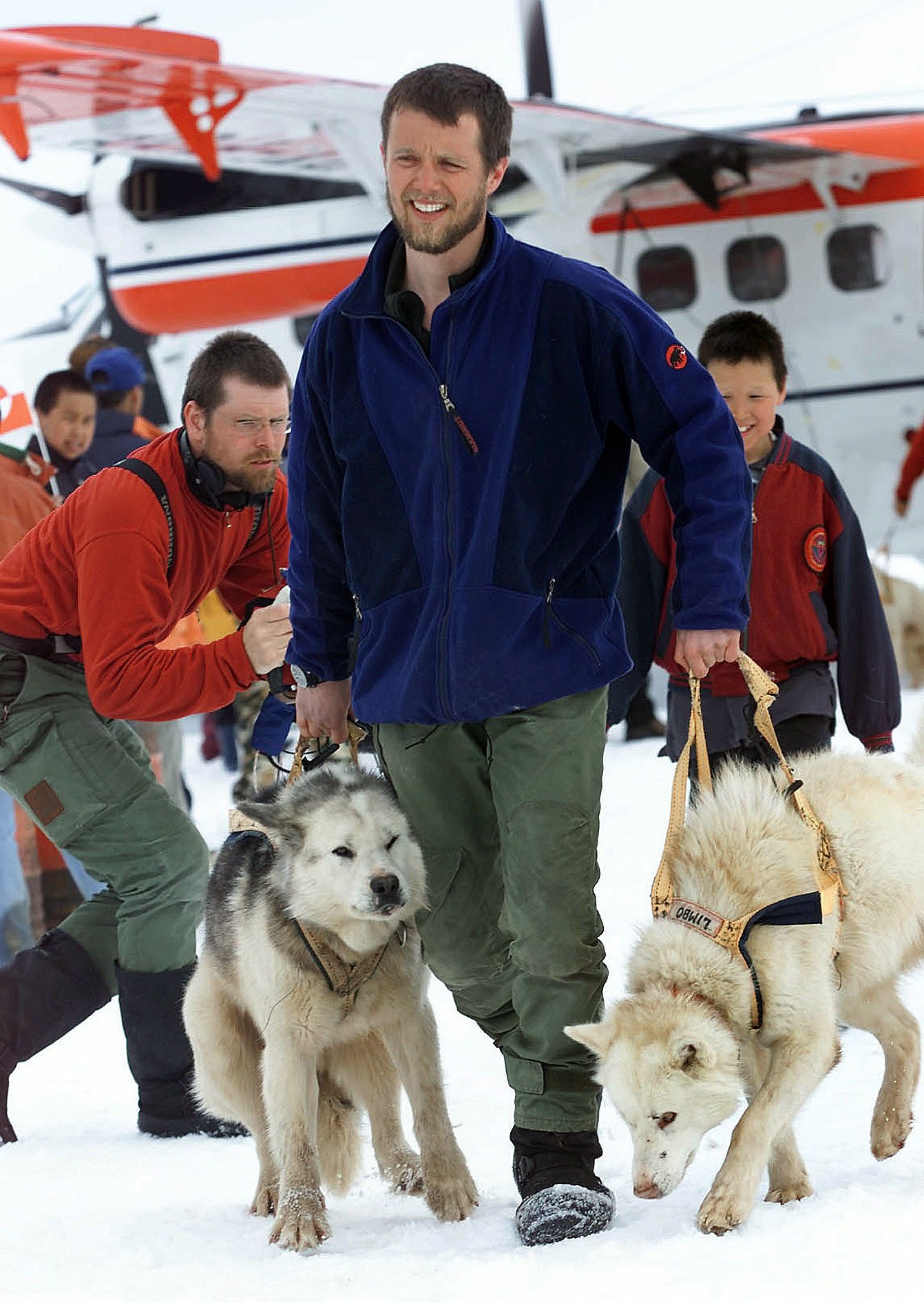Prinz Fredrik mit zwei Schlittenhunden vor der Arktisexpedition Sirius 2000