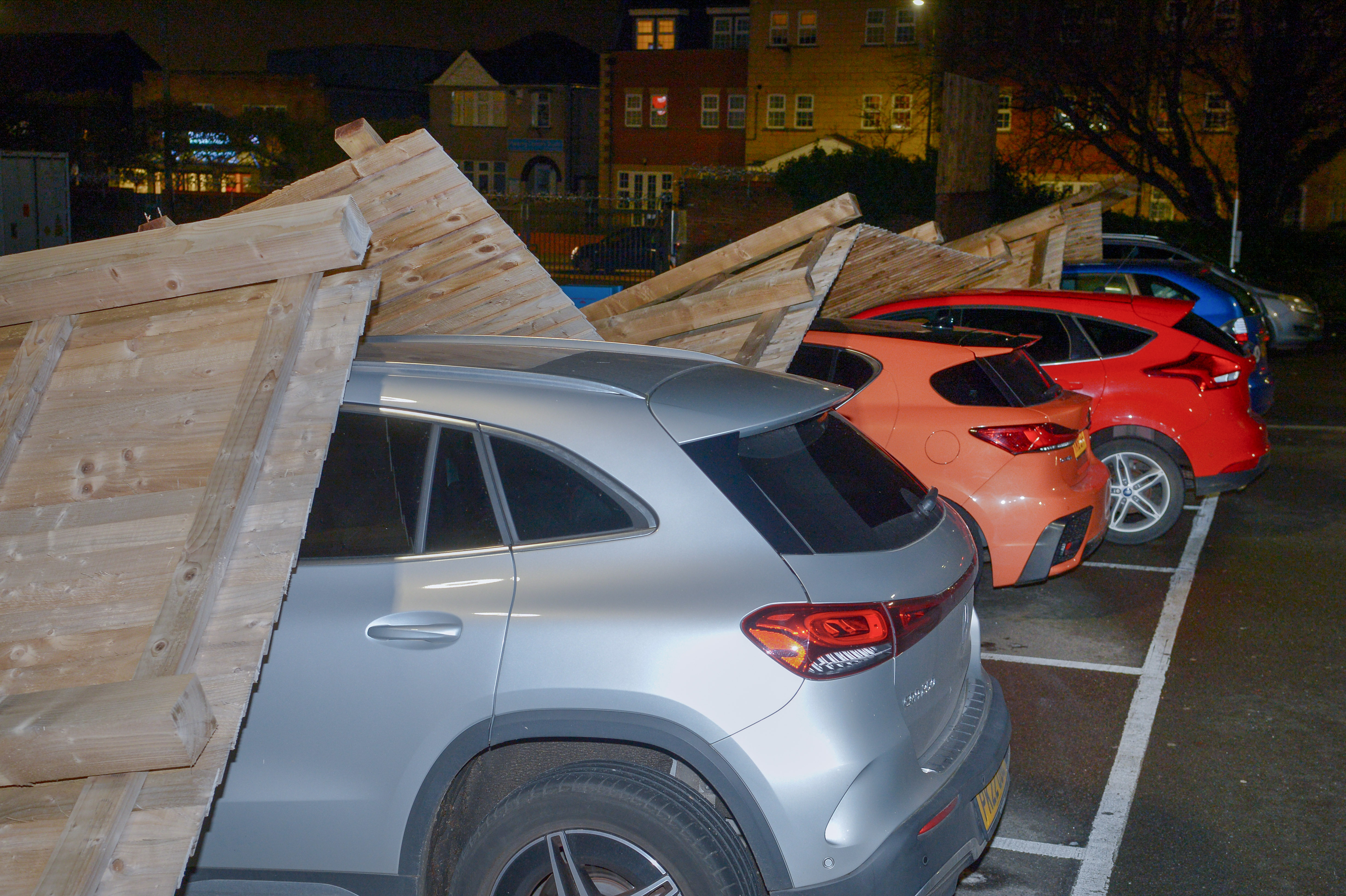 Der Sturm ließ einen Holzzaun auf einem Sainsbury's-Parkplatz in Hornchurch im Osten Londons einstürzen