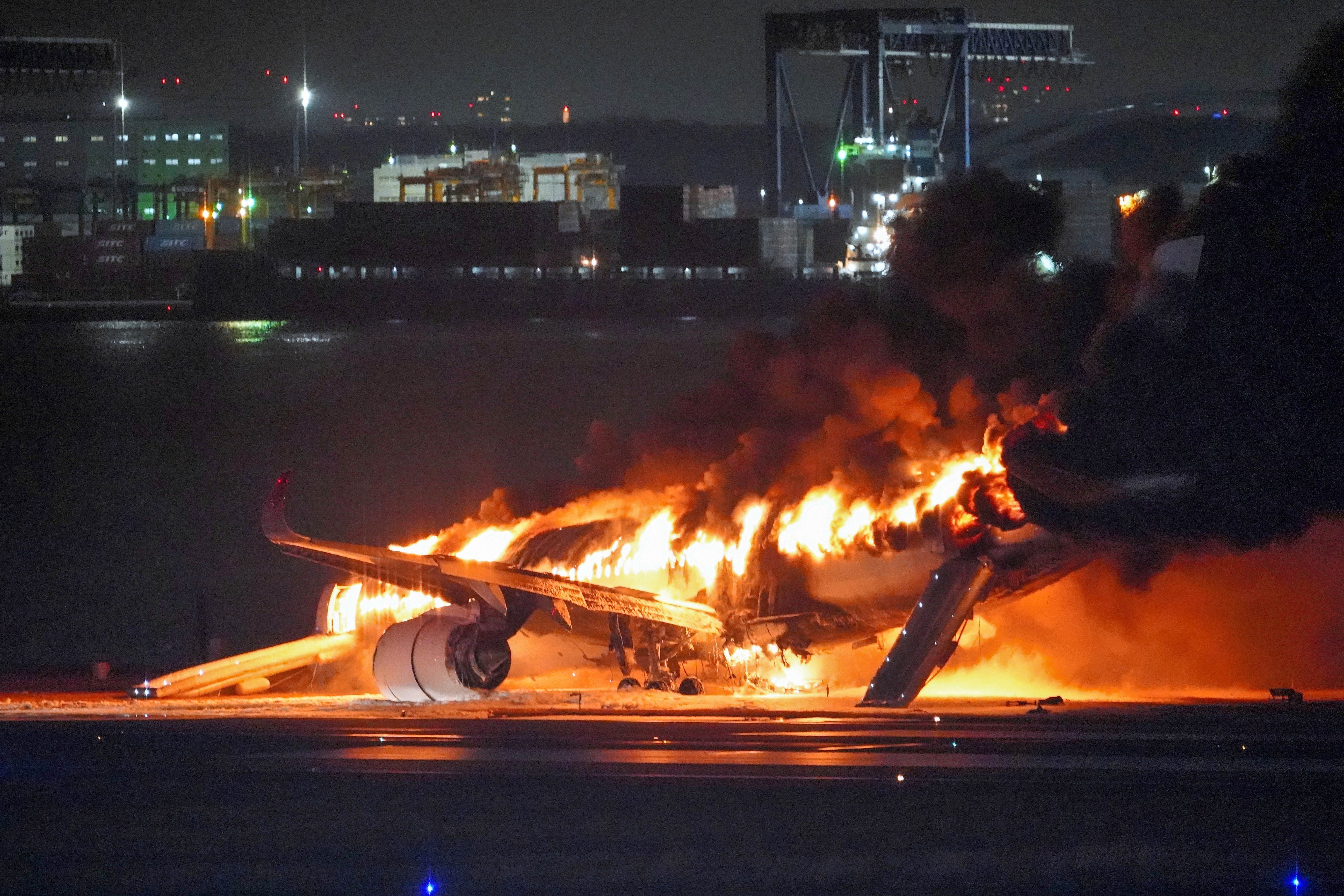 Der Airbus kollidierte am Tokioter Flughafen Haneda mit einem kleineren Flugzeug der Küstenwache