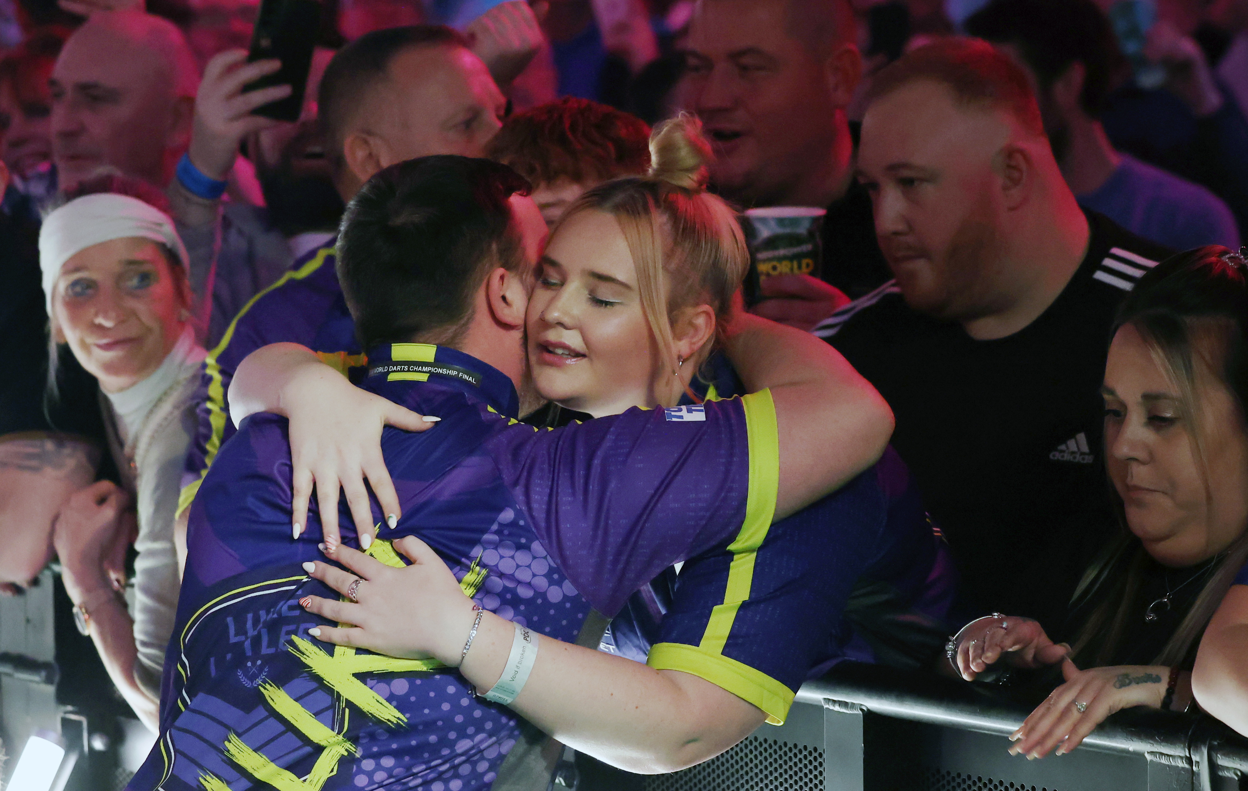 Luke Littler umarmt seine Freundin Eloise Milburn vor dem Dart-Finale