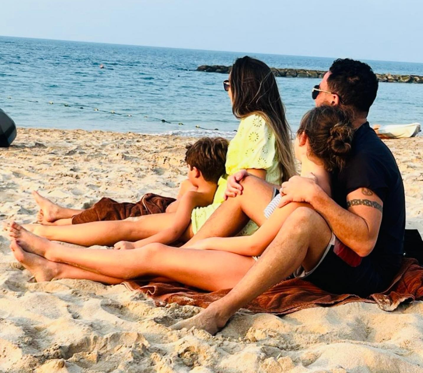 Der 34-jährige Arzt machte einen Strandschnappschuss mit seinen beiden Kindern