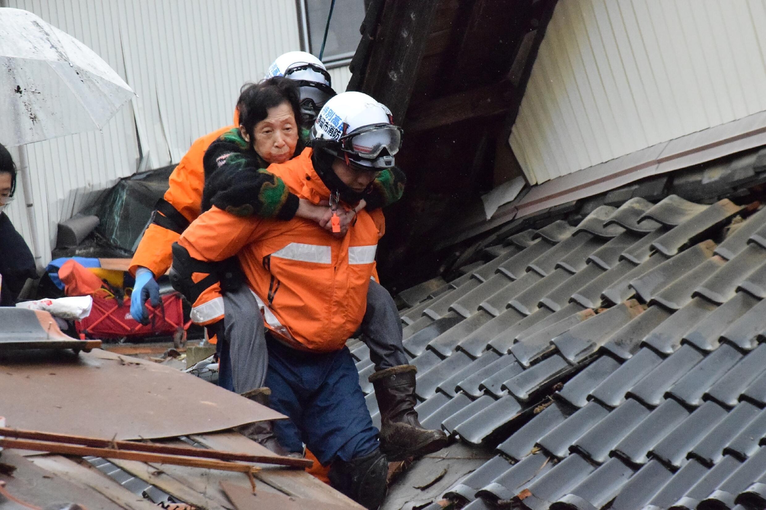 Tausende Soldaten, Feuerwehrleute und Polizisten aus ganz Japan durchkämmen die Trümmer und leisten Hilfe für Überlebende