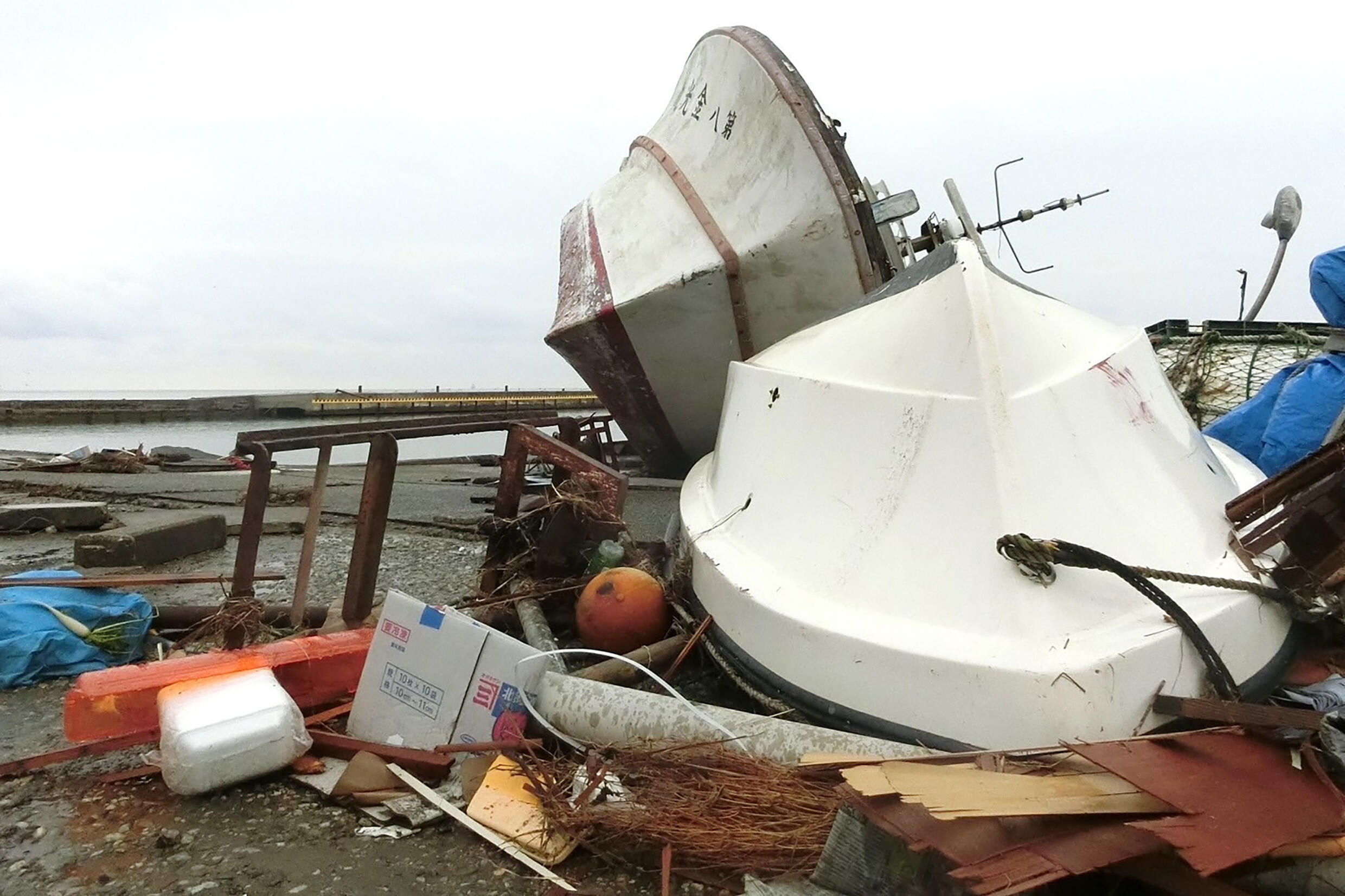 Der Sender NHK berichtete, dass im Suzu-Gebiet von Noto eine Person durch den Tsunami hinweggefegt wurde