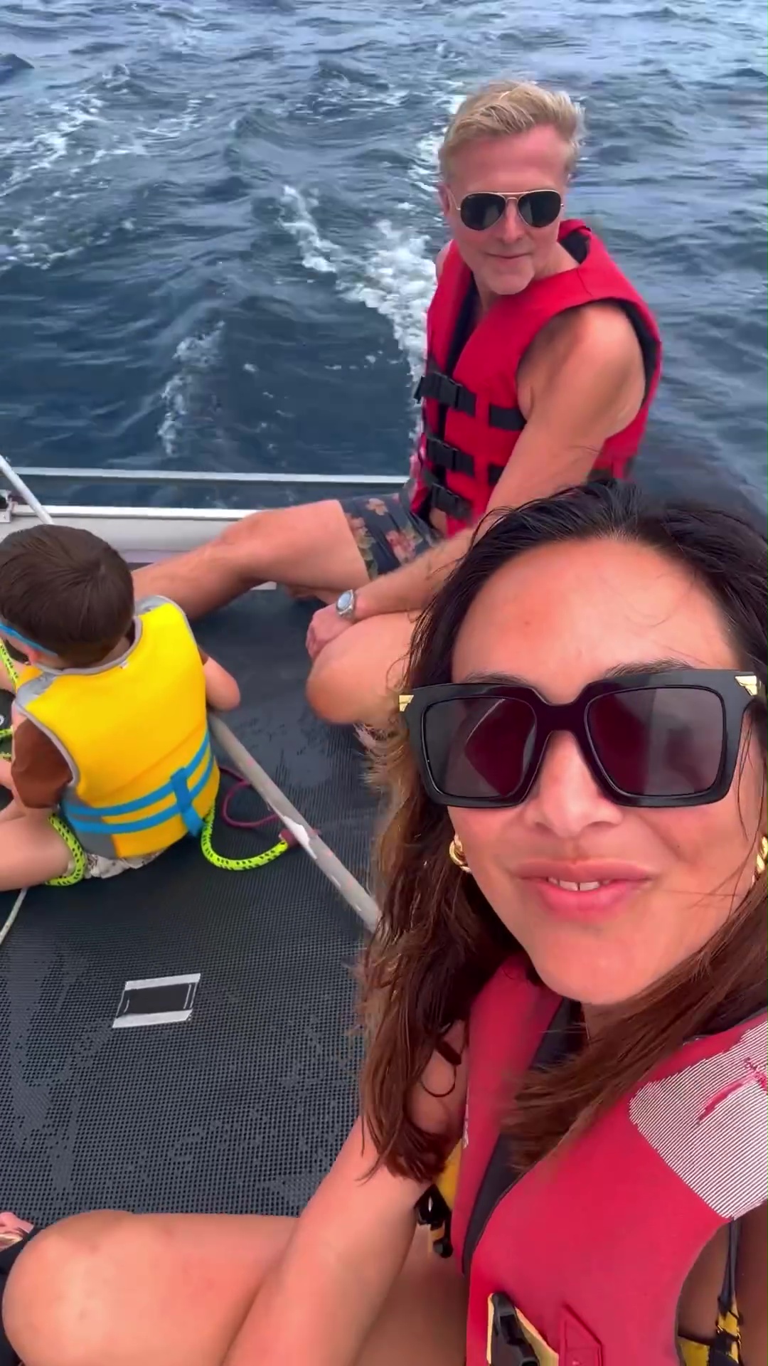 Bei einem Bootsausflug genoss sie mit ihrem Verlobten Simon Motson und ihrem Sohn Apollo das tropische Meer und beobachtete Delfine