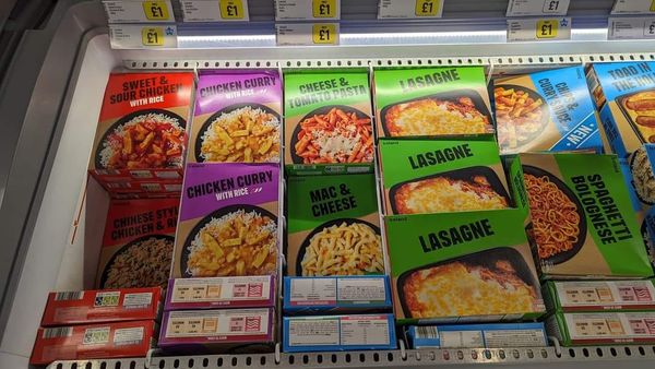 Käufer können sich auch Lasagne, Makkaroni mit Käse und Hühnchen-Curry für 1 £ sichern