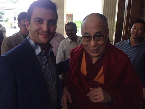 Theos Sohn Alex hat das Dalai-Lama kennengelernt und arbeitet für eine der Firmen seines Vaters