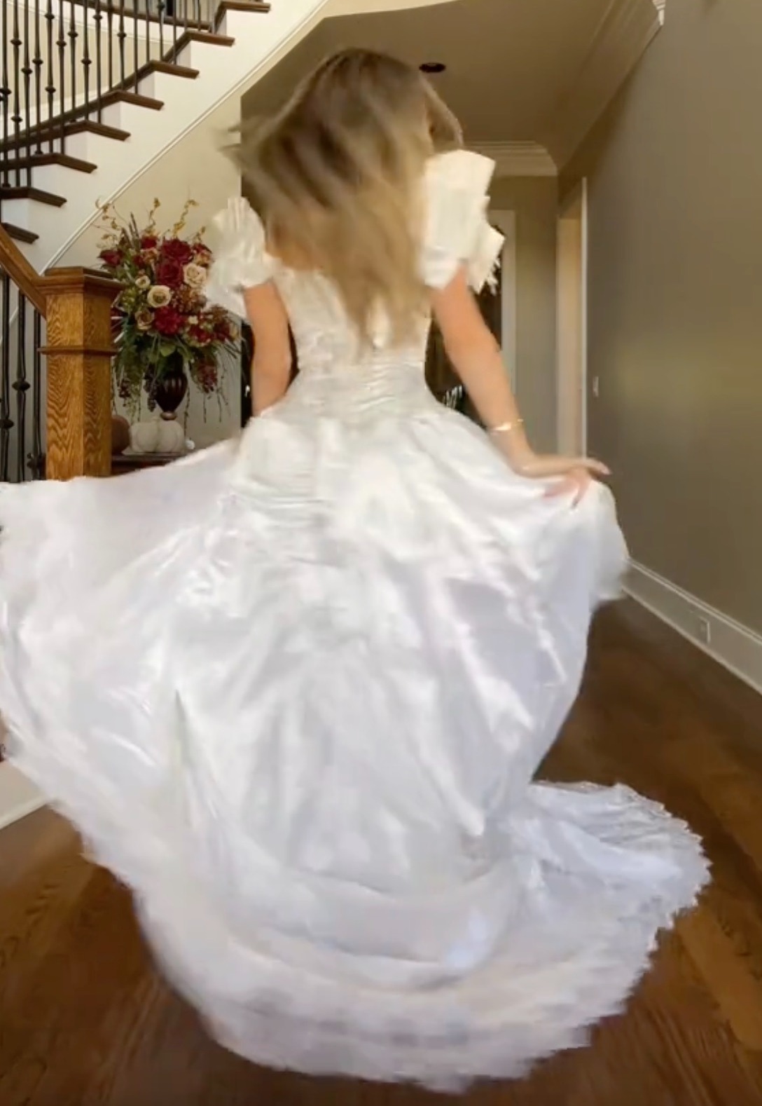 Ihre Mutter nahm Änderungen an ihrem Hochzeitskleid vor, damit Sarah es bei ihrer Zeremonie tragen konnte