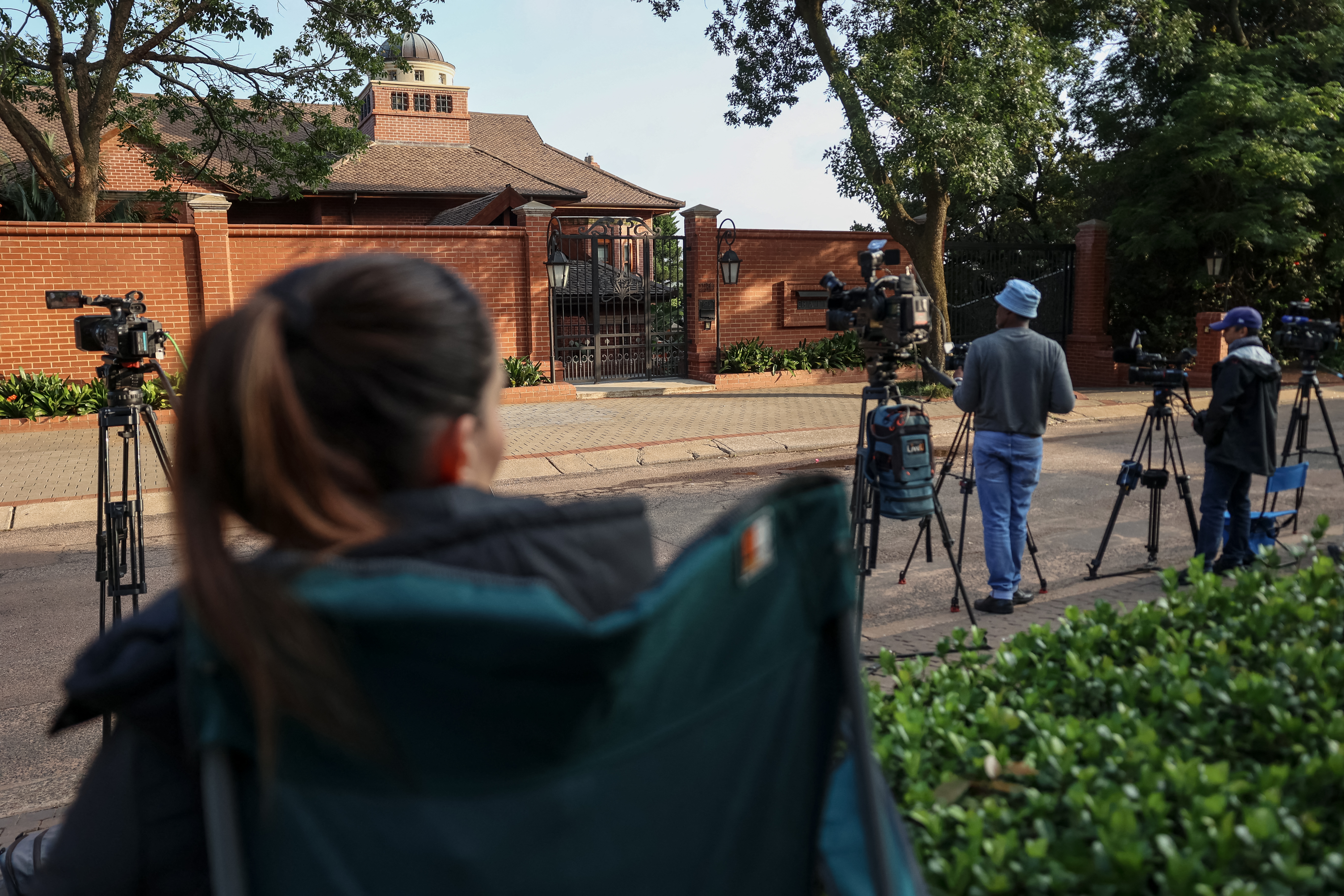 Journalisten versammeln sich in der Nähe des Hauses von Pistorius‘ Onkel in Waterkloof
