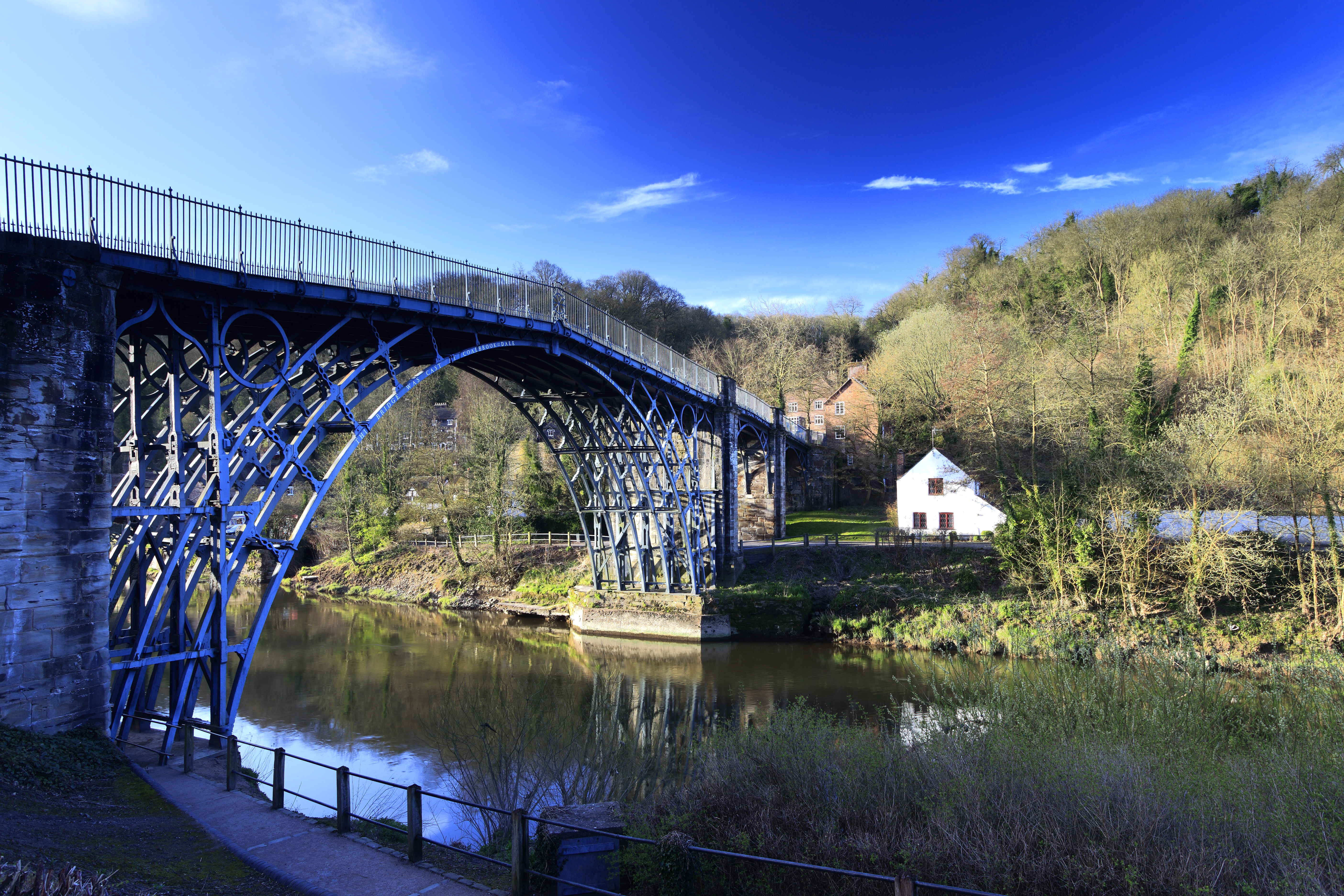 Shropshire verfügt über die erste gusseiserne Brücke der Welt, die den Fluss Severn überquert