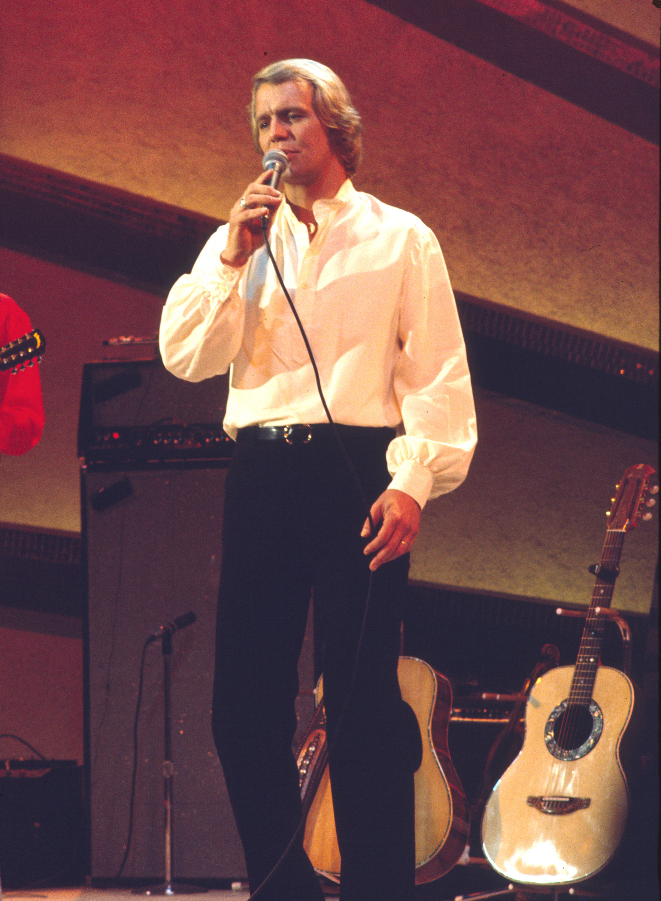 David war in Großbritannien so beliebt, dass er zwei Nummer-1-Singles hatte – „Don't Give Up On Us“ und „Silver Lady“.