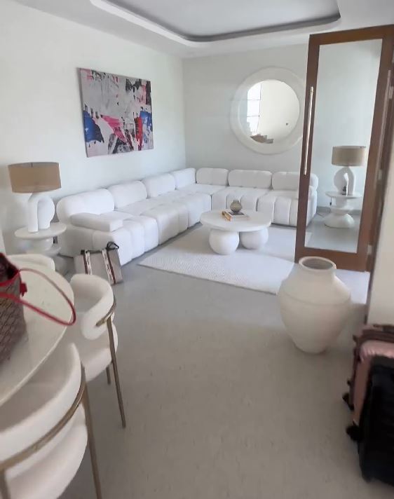 Die Villa war mit einem weißen Sofa und weichen Esszimmerstühlen ausgestattet