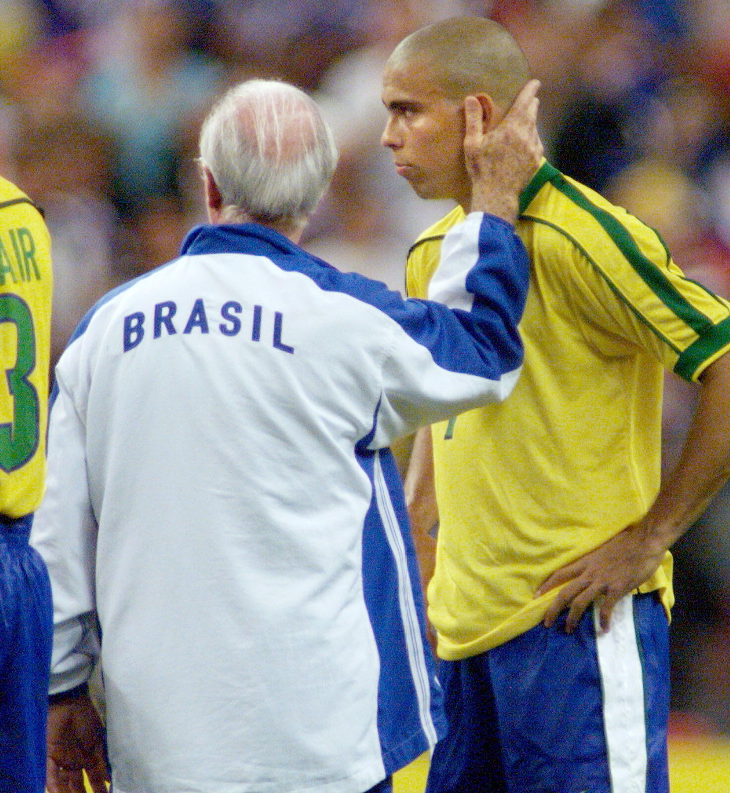Mario Zagallo (l.) tröstet Ronaldo nach der Niederlage gegen Frankreich im WM-Finale 1998 in Paris