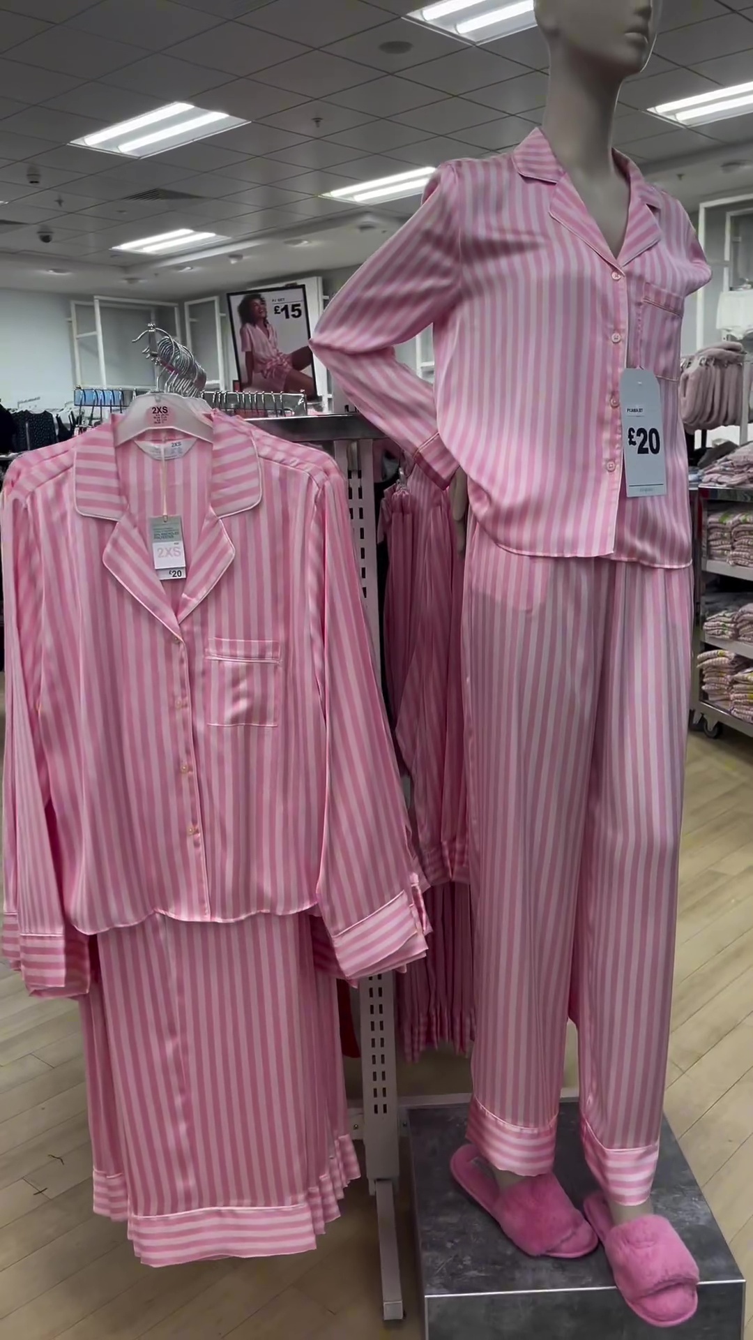 Dieses gestreifte, rosa Pyjama-Set sieht das ganze Jahr über sehr stilvoll aus