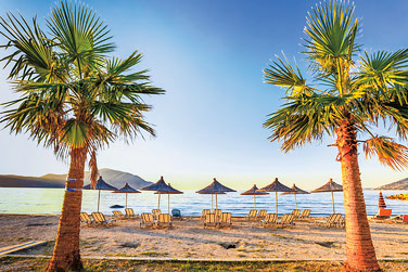 Das türkisfarbene Wasser, der weiße Sand und die 30 °C warmen Sommer an der albanischen Riviera sind auf jeden Fall einen Besuch wert