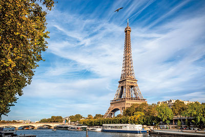 Der Eiffelturm vom Fluss Seine in Paris, Frankreich
