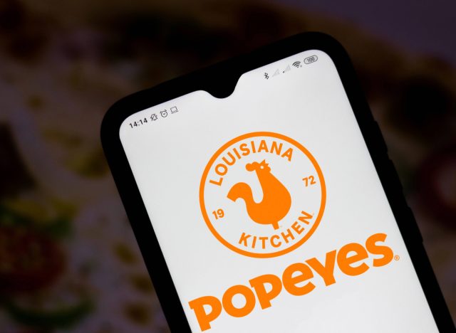 Popeyes-Logo auf dem Telefon