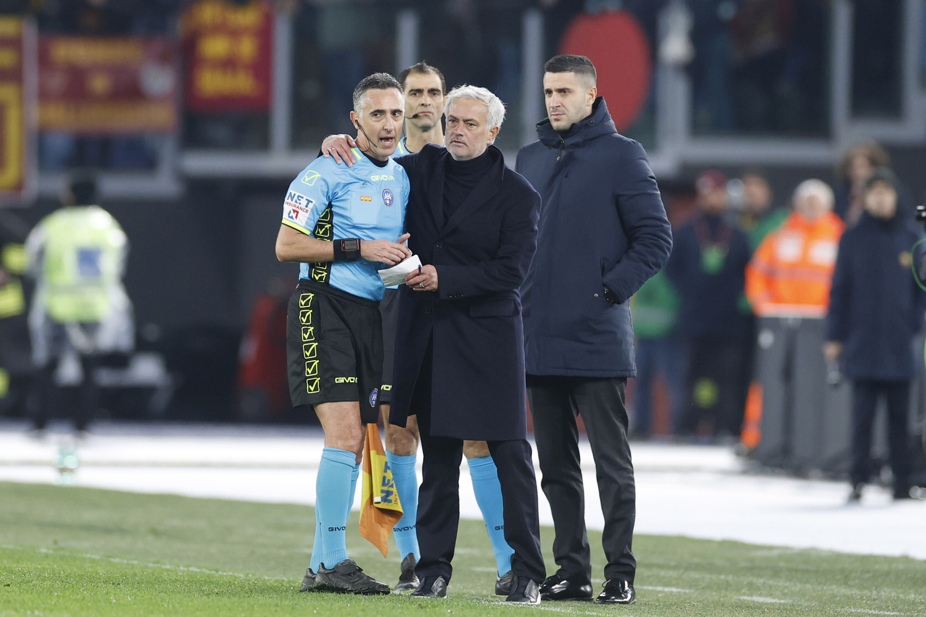 Mourinho umarmte Pfiffer Aureliano nach seiner Gelbe Karte