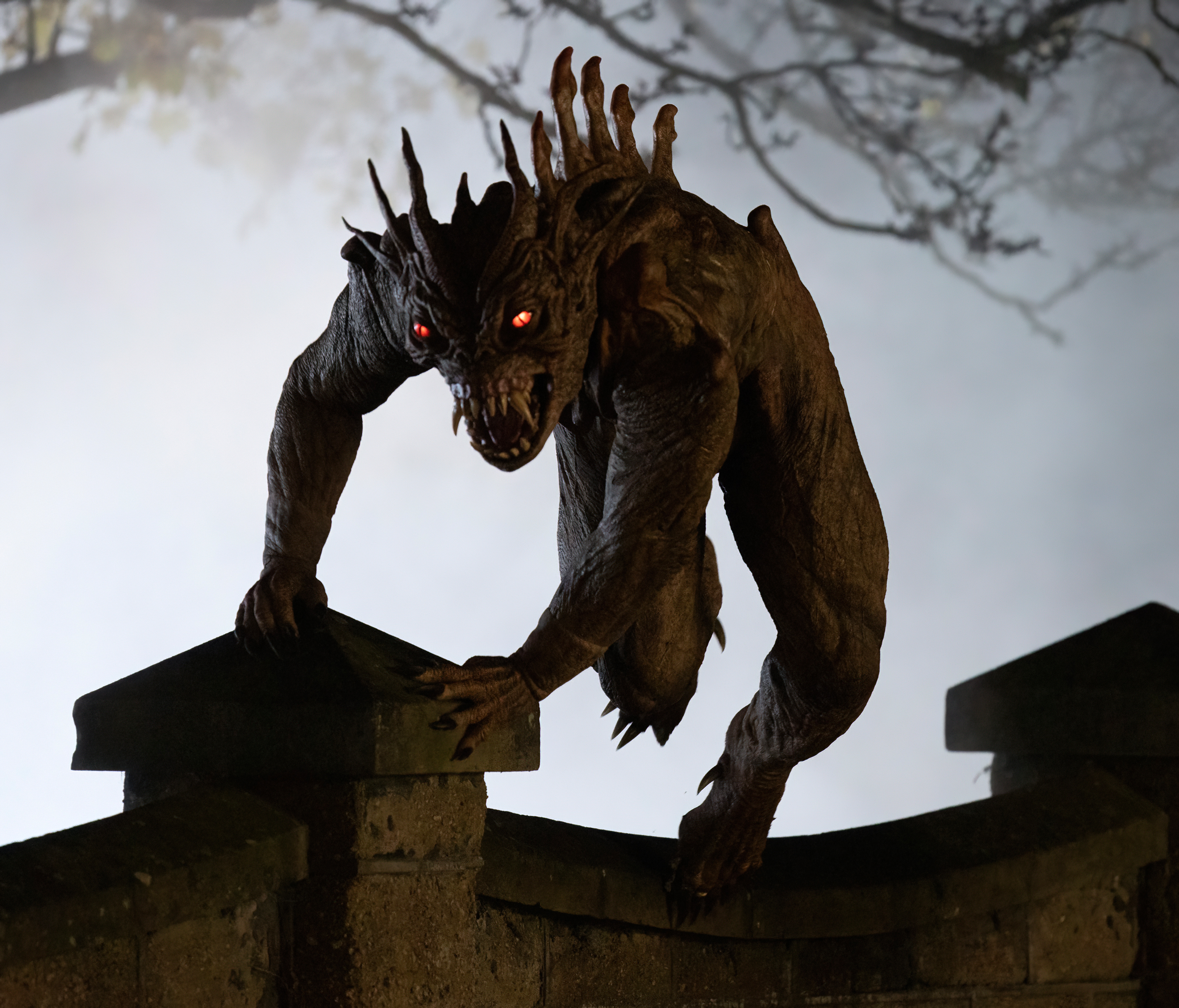 Bei den Dreharbeiten wurde ein furchteinflößendes Monster gesehen, das über eine Mauer kletterte