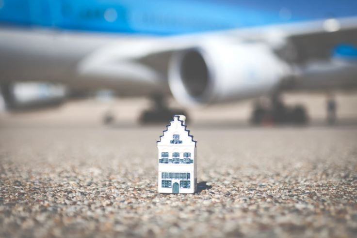 KLM bietet seinen Passagieren ein ungewöhnliches Geschenk mit Delfter Miniaturhäusern