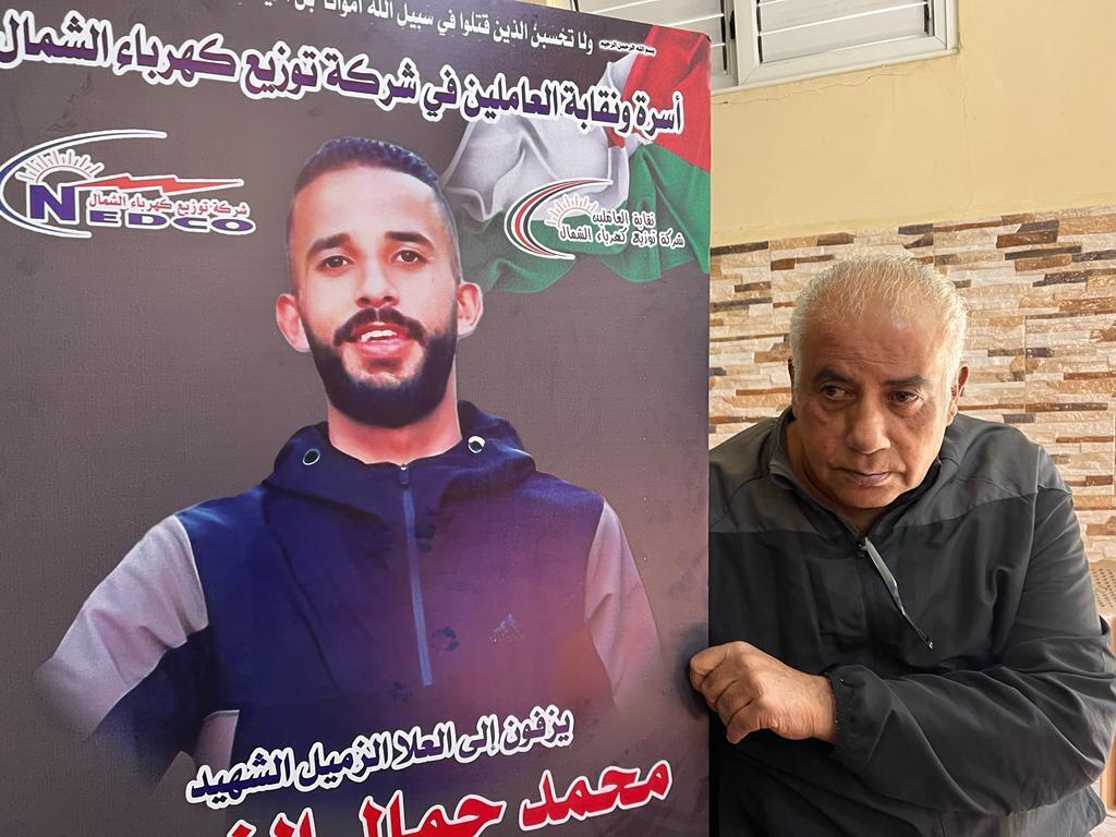 Jamal Zubeidi hält das Porträt seines Sohnes Mohammed, der am 29. November 2023 von der israelischen Armee im Flüchtlingslager Dschenin getötet wurde.