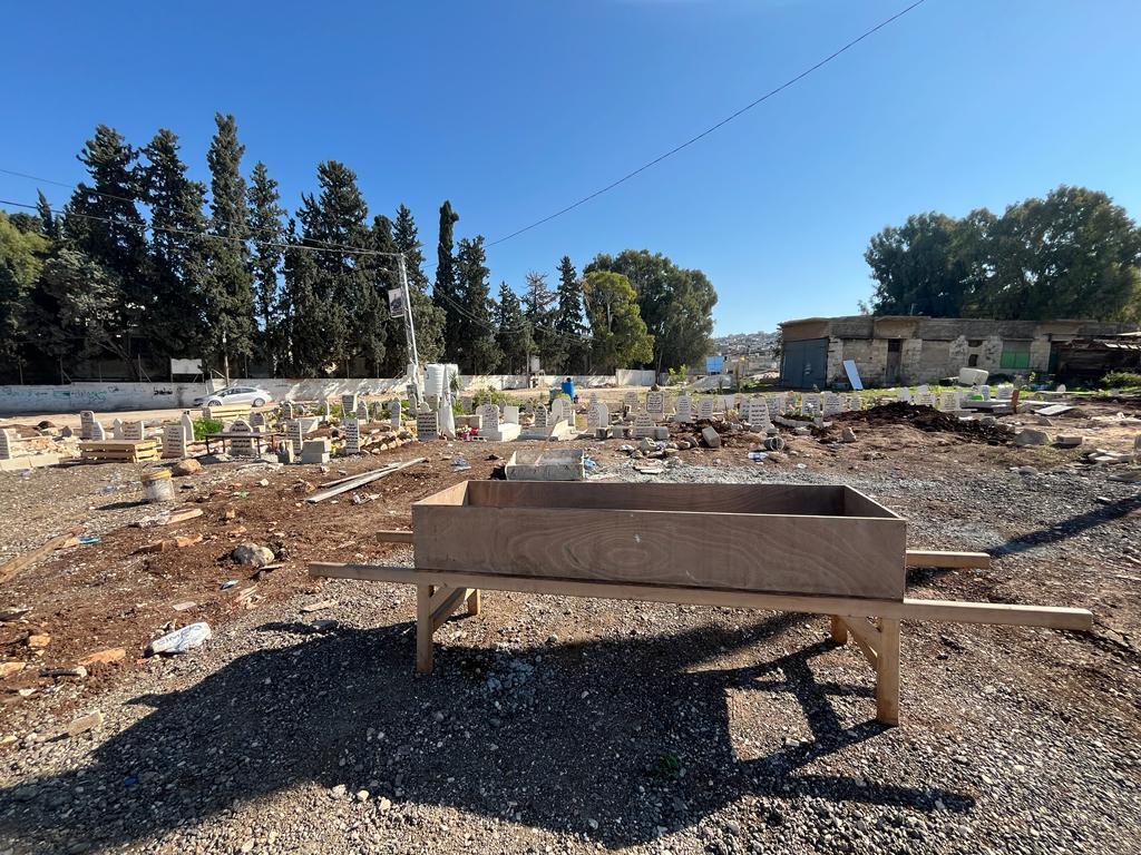 Eine Trage diente zum Transport der sterblichen Überreste, die dann in einem Leichentuch ohne Sarg auf dem Jenin-Friedhof am 7. Januar 2024 begraben wurden.