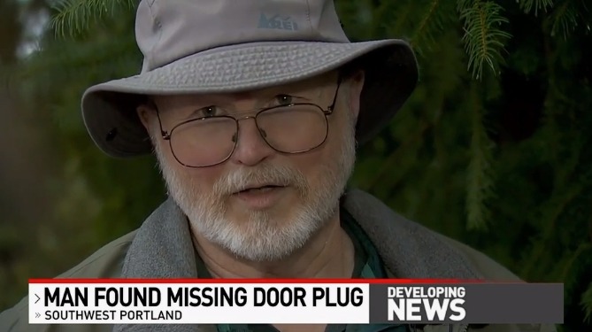 Bob Sauer, ein Physiklehrer, fand die Tür in seinem Hinterhof von Bäumen gepolstert