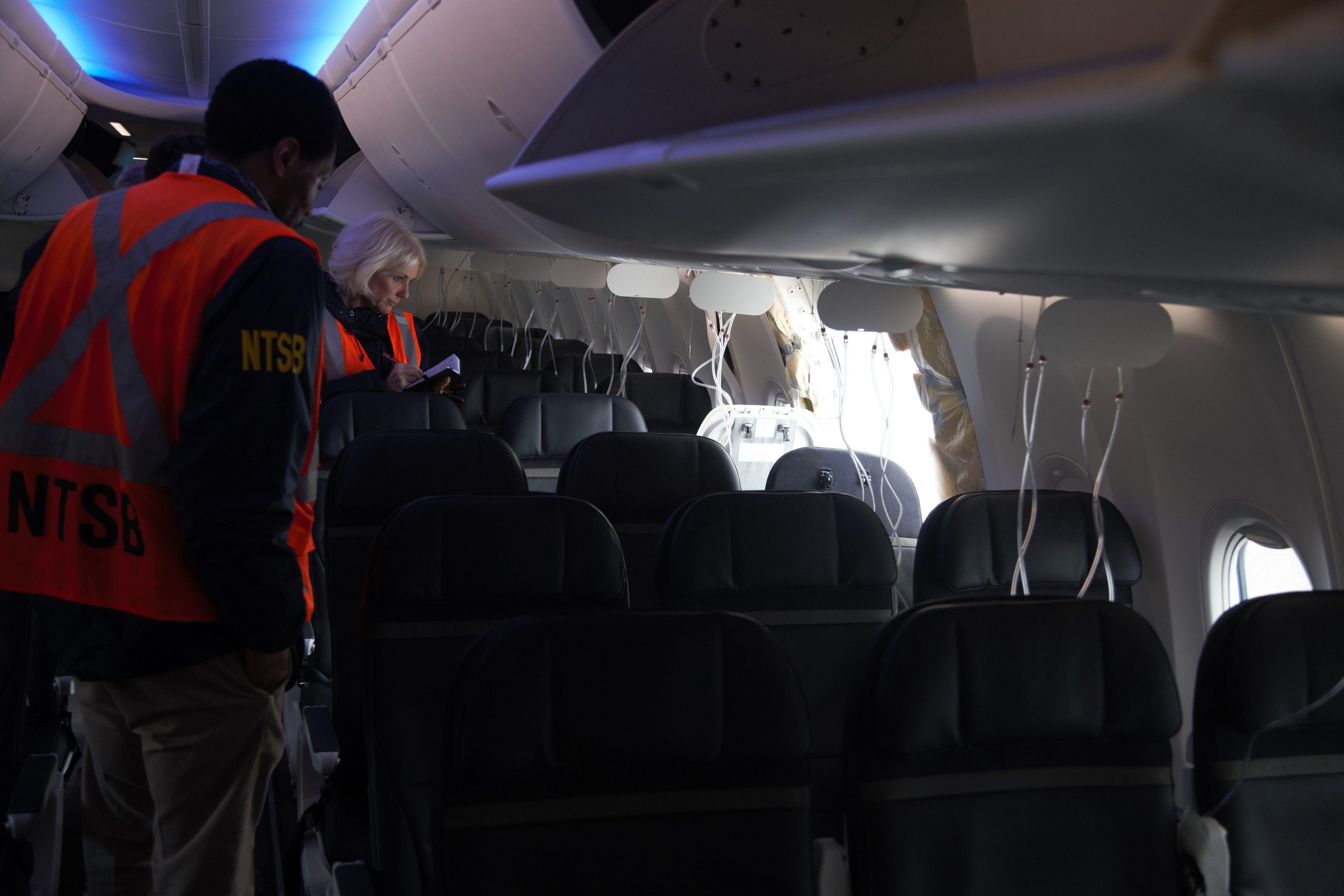 Berichten zufolge saß niemand auf dem Fensterplatz, als das Stück aus dem Flugzeug flog
