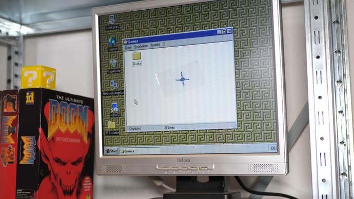 ein Foto eines grob in der Mitte eines PC-Monitors angebrachten Klebebands, auf das ein Fadenkreuz geschmiert ist