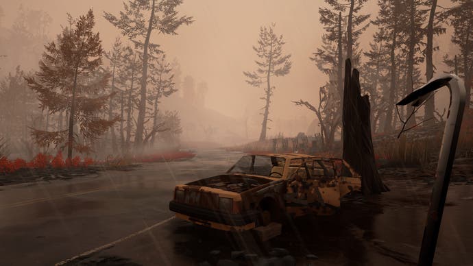 Vorschau auf Pacific Drive – ein verlassenes Auto an der Straße im braunen Dunst, der Spieler hält in der Ich-Perspektive ein Brecheisen