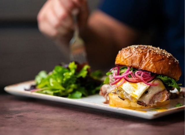 Schauen Sie sich zuerst „Brooklyn Breakfast Sandwich“ an