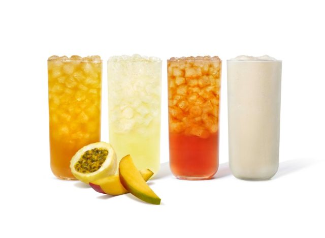 Chick-fil-A Mango Passion-Drinks aufgereiht vor weißem Hintergrund