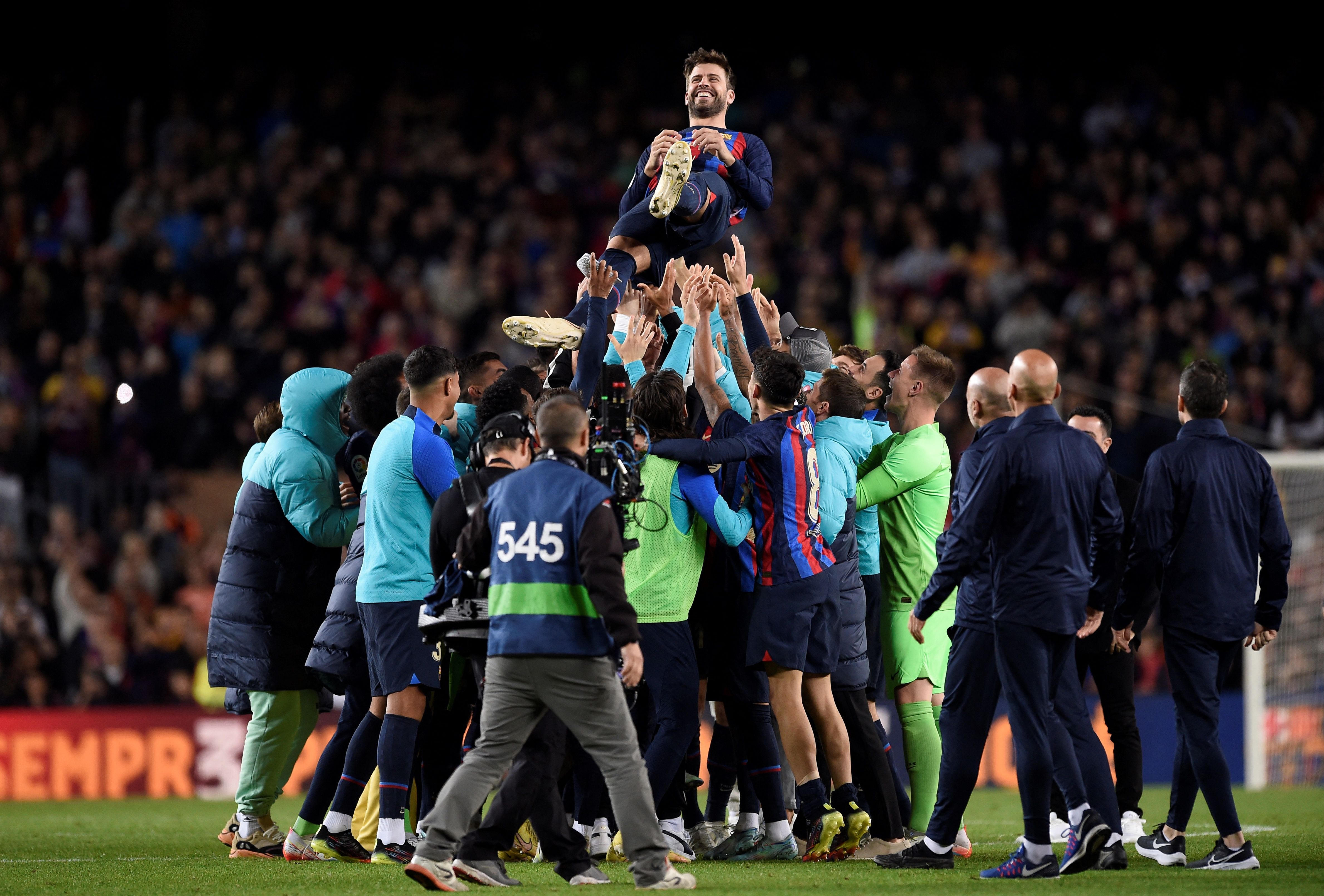 Gerard Pique wurde nach seinem letzten Spiel von seinen Barca-Teamkollegen hoch in die Luft gehoben