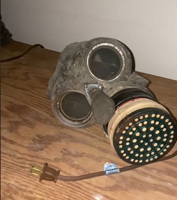 Carly enthüllte eine Reihe gruseliger Gasmasken im Bunker