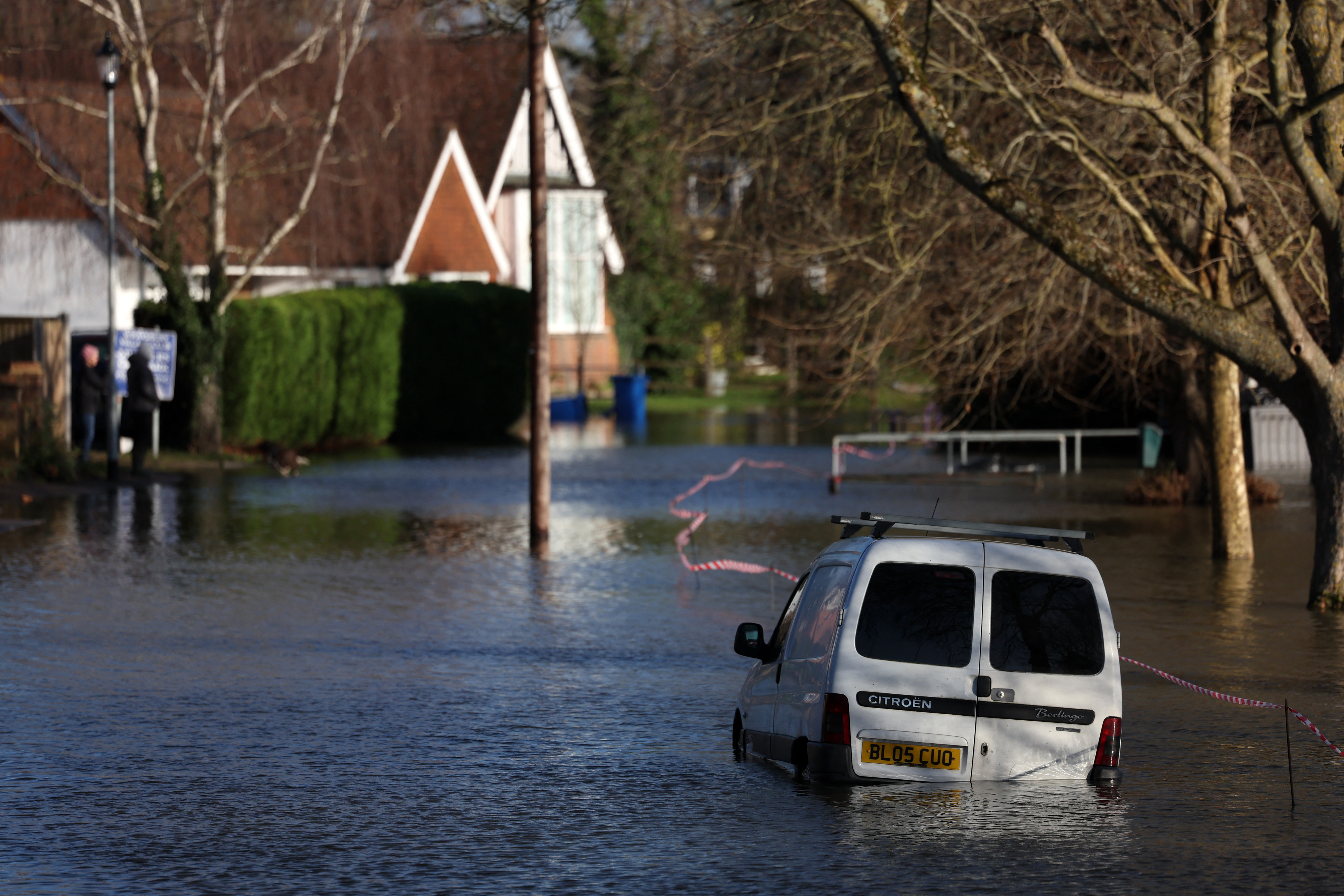 Ein Lieferwagen ist auf einer überfluteten Straße in Wraysbury von Hochwasser umgeben